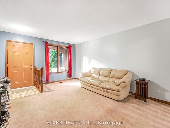 3rd image of 28 Lampman Cres