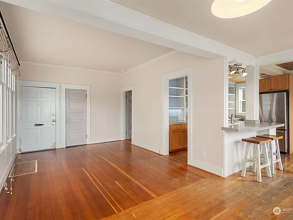 5th image of 267 E Newton Street