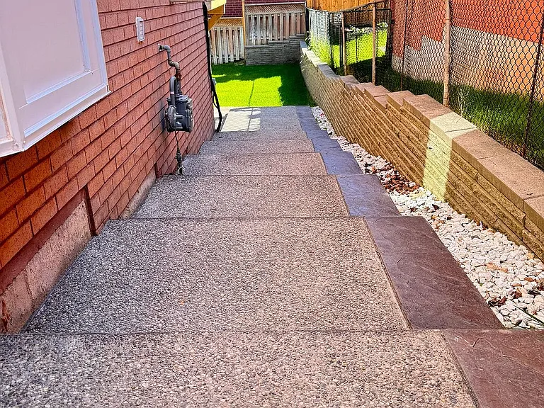 4 Gollop Cres — Photo 1