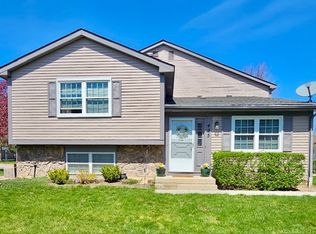 425 Tanglewood Ct, Vernon Hills, IL 60061