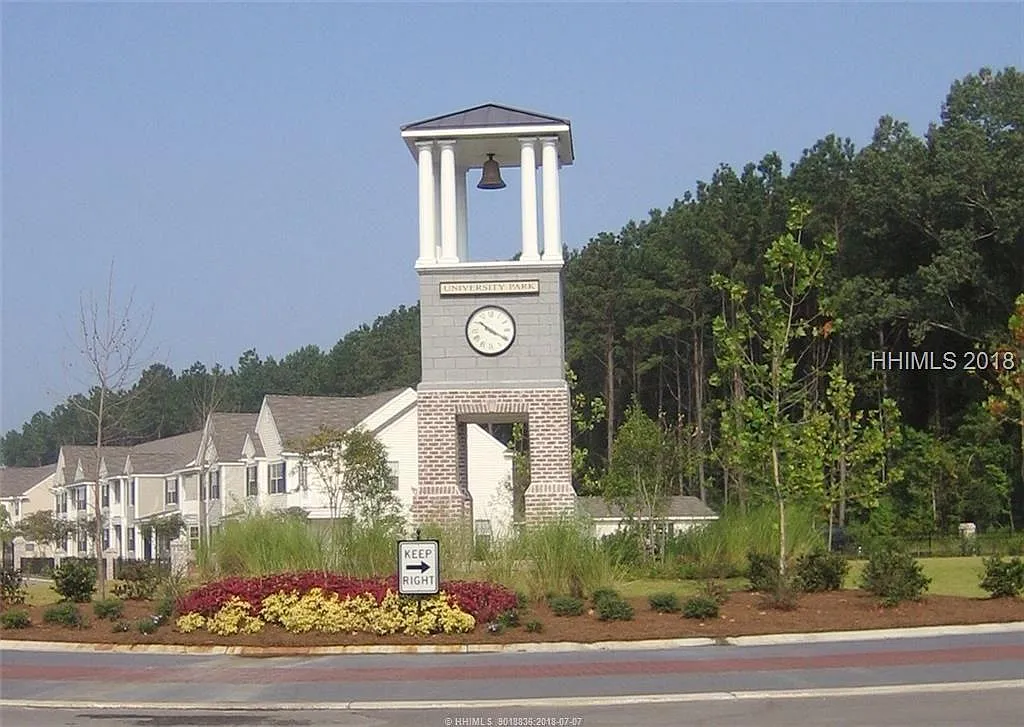 3 bed, 2.5 bath, 1324 sqft, $2,100 — Photo 3