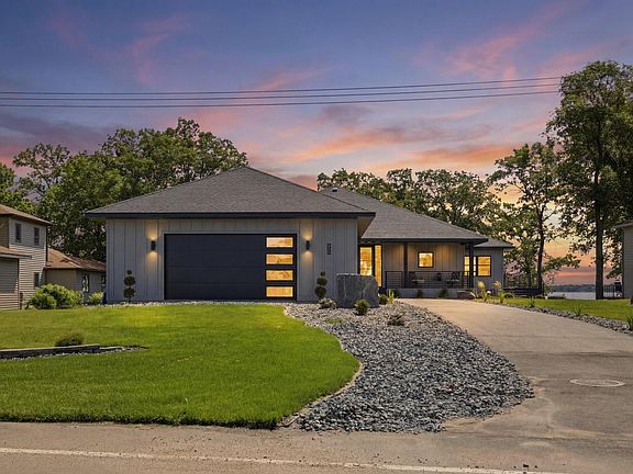 3rd image of 826 Shorewood Dr