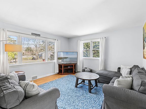 3rd image of 8 Bruce Ln