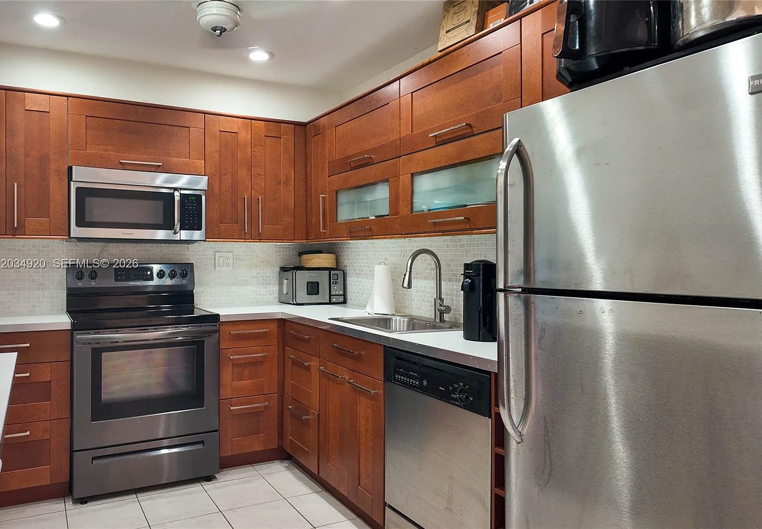 Hemispheres Condo — Photo 4