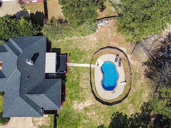 3rd image of 7211 Laurel Wood Dr