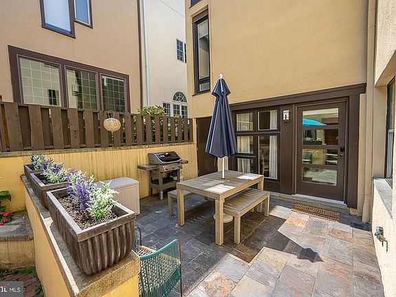 4th image of 1035 Lombard St APT 4
