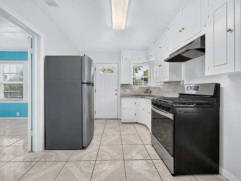 907 Buckalew St — Photo 12