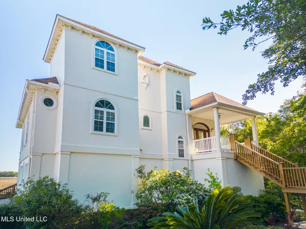 6105 Mary Mahoney Dr, Ocean Springs, MS 39564