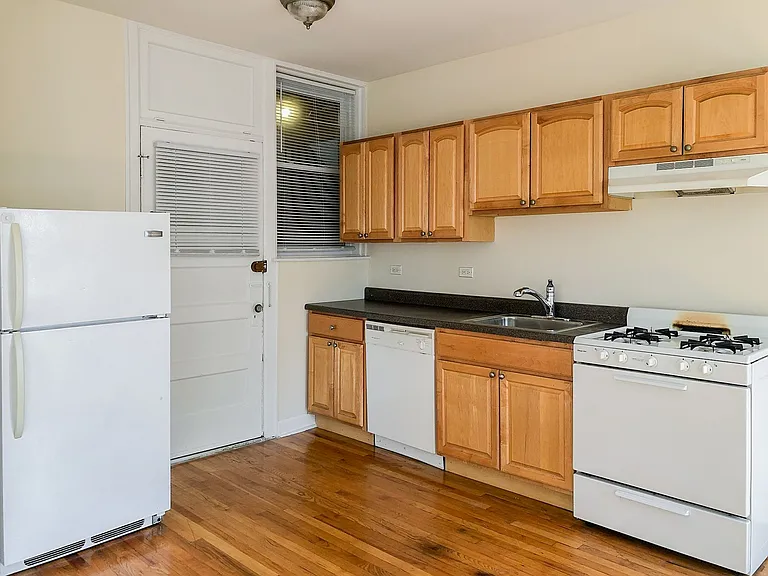 5208-14 N. Damen / 2000-10 W. Foster — Photo 5