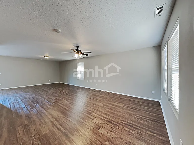 1038 N Cambrick Dr — Photo 5