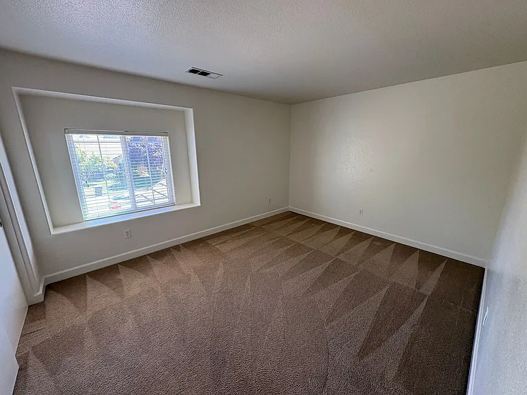 722 W James Ct — Photo 15