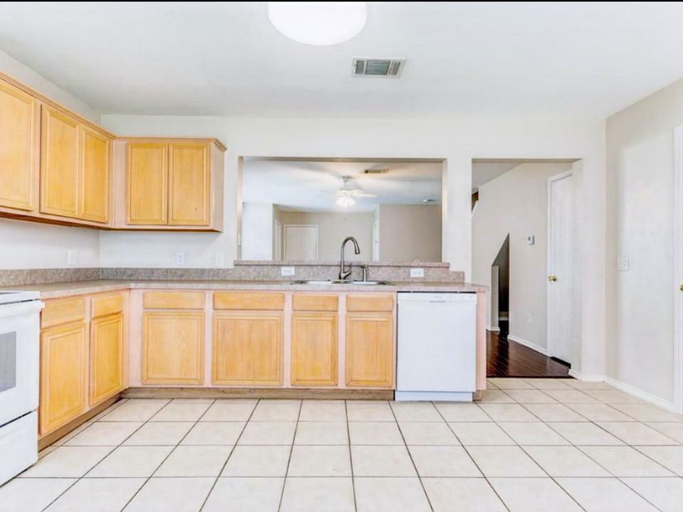 1st image of 611 W Walton Way