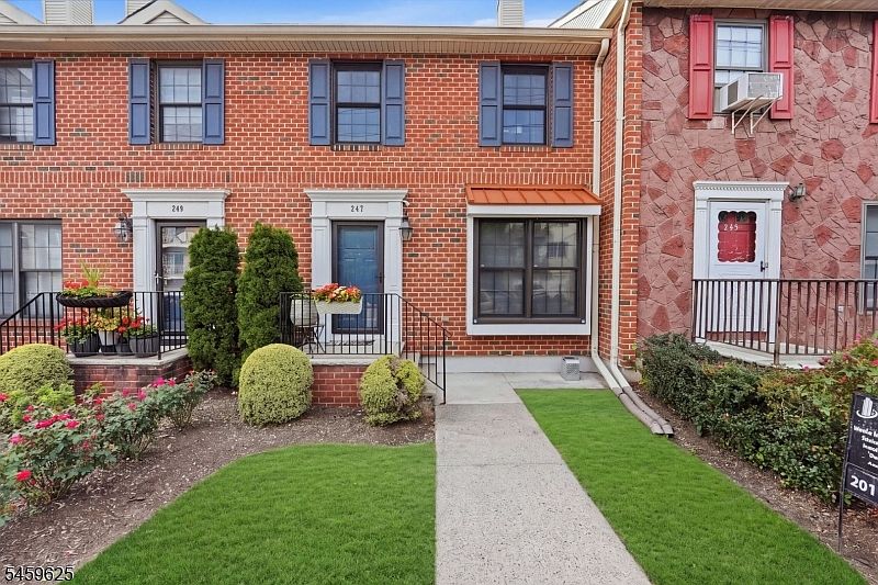 1st image of 247 Mount Pleasant Ave