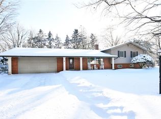 6 Springwood Ln, Pittsford, NY 14534