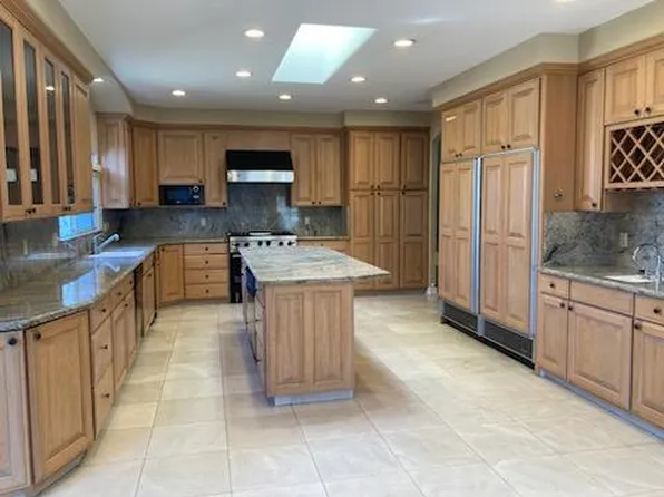 5 Zaragoza Vws, Monterey, CA 93940