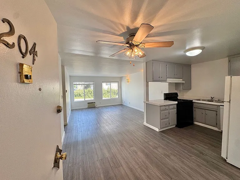 10770 Lawler St — Photo 2