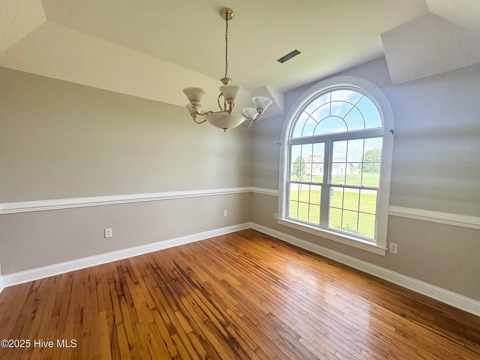 3 bed, 2.0 bath, $2,517 — Photo 3
