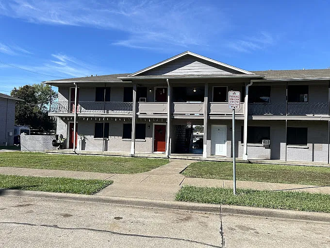 Colonial Apartments — Photo 13