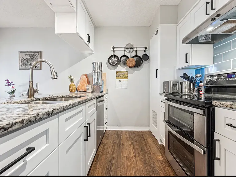 2306 Barton Skyway — Photo 2