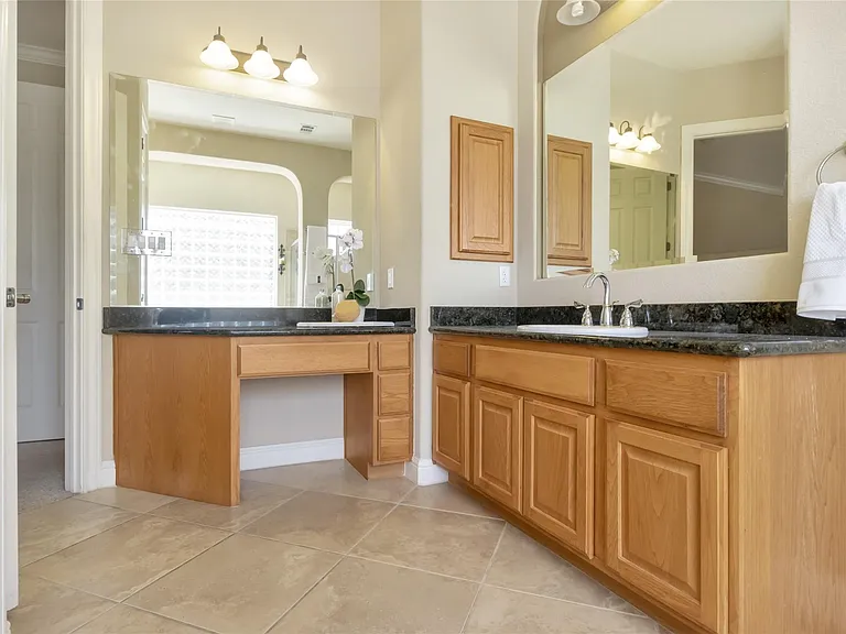 5600 Laguna Cliff Ln — Photo 12