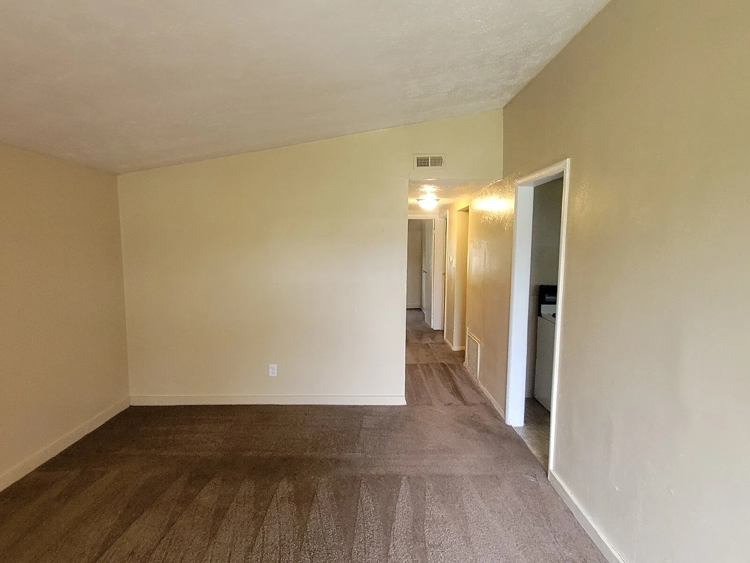 3 bed, 1.0 bath, $1,050 — Photo 2