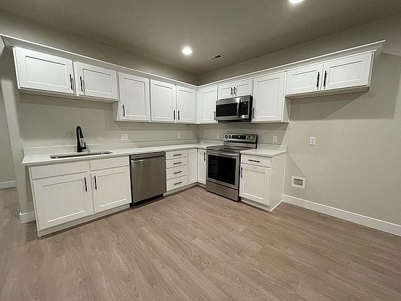 3rd image of 182 W Sycamore Ln