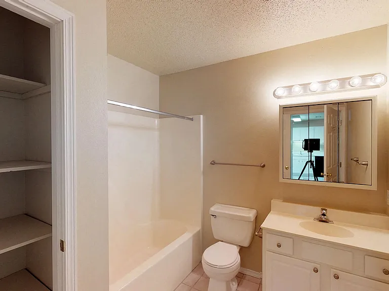 Sierra Vista Apartments — Photo 97