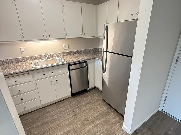 Otis Terrace Apartments — Photo 11