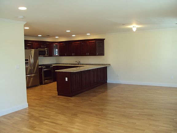 3rd image of 147 Main St APT 4B