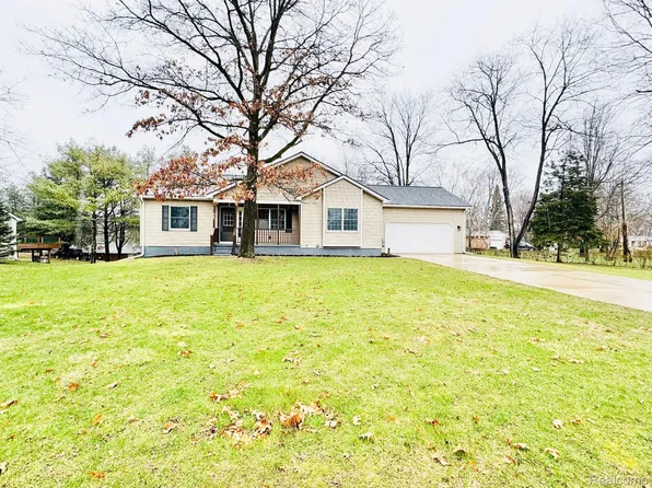 562 Half Acre Dr, Milford, MI 48380