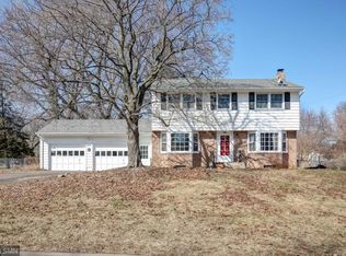 2047 Kenwood Dr E, Maplewood, MN 55117