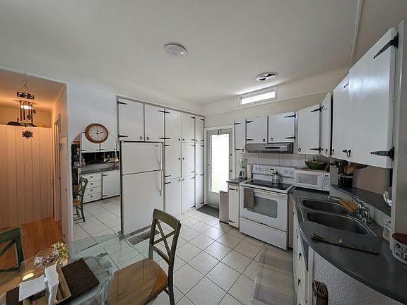 3rd image of 904 9th St #136