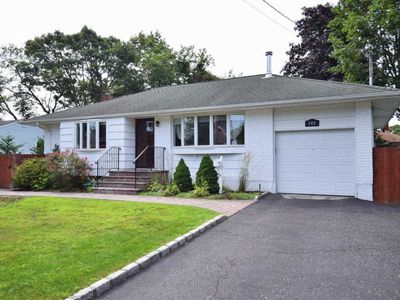 202 E Farmingdale St, Islip Terrace, NY, 11752