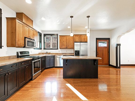 3rd image of 2025 Raymond Ave