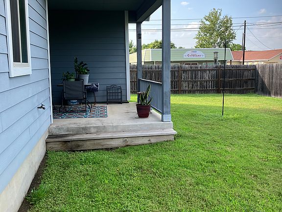 4th image of 621 Live Oak St #621
