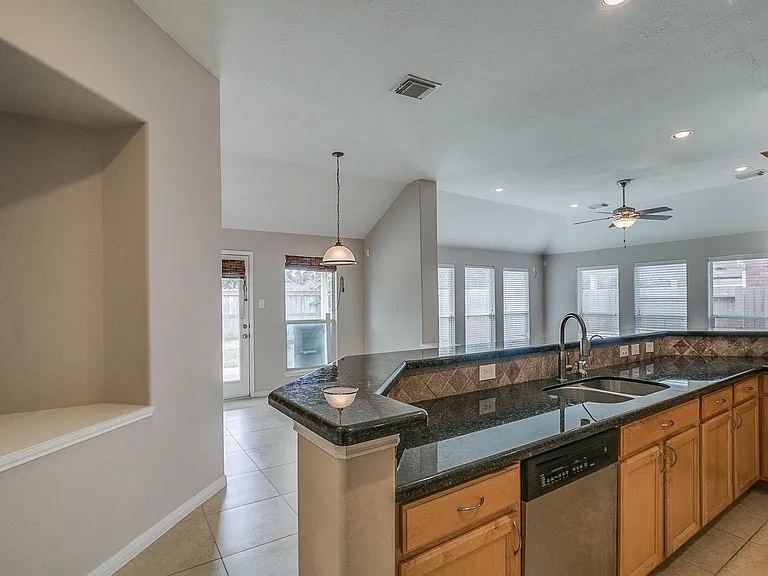 10914 Tattershall Ln — Photo 12