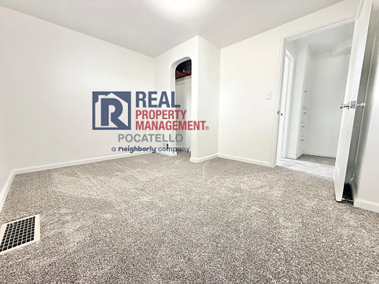 410 W Maple St — Photo 8
