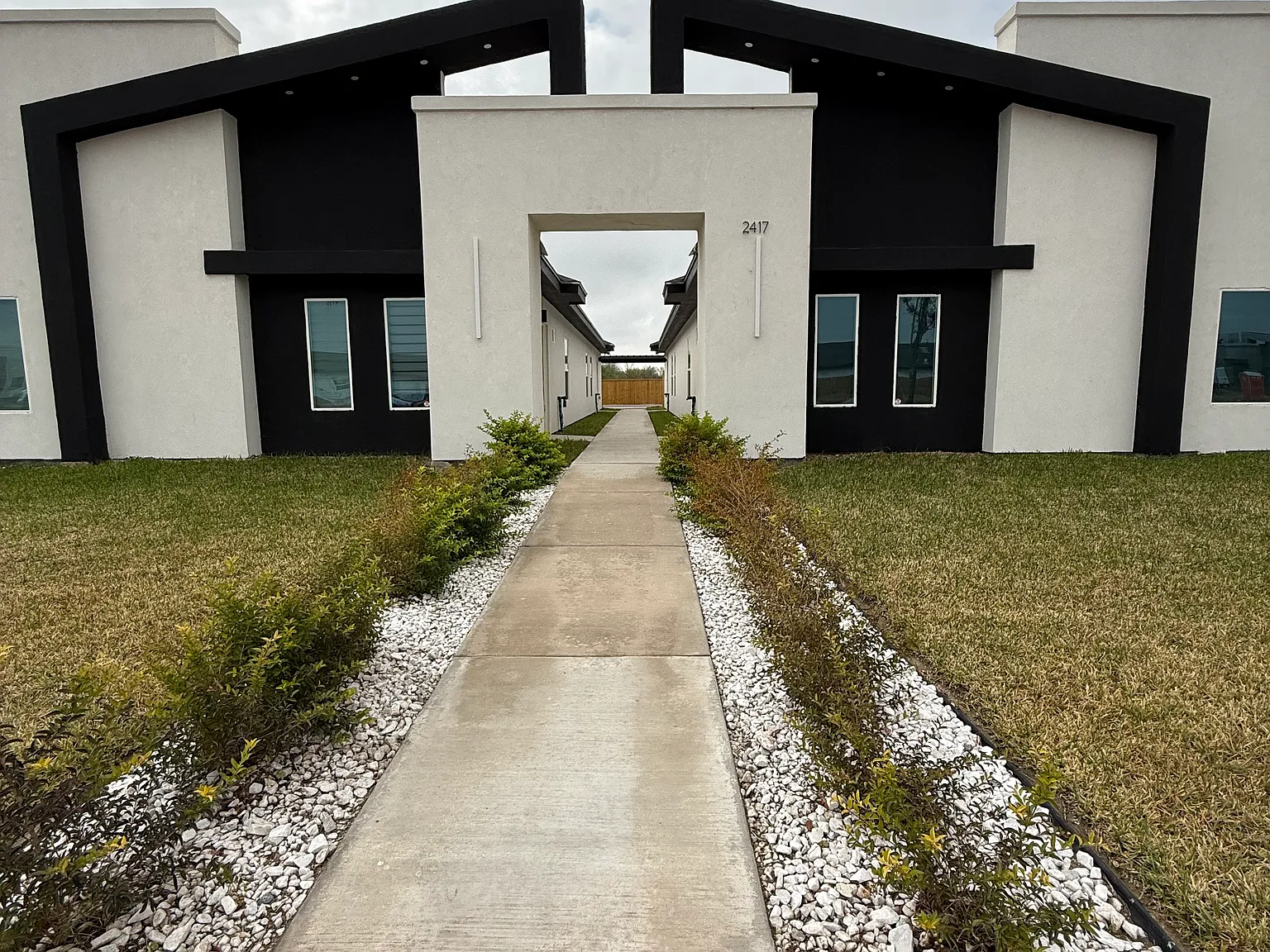 2 bed, 961 sqft, $2,400 — Photo 2