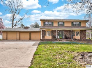 607 Meadow Rd, Omaha, NE 68154