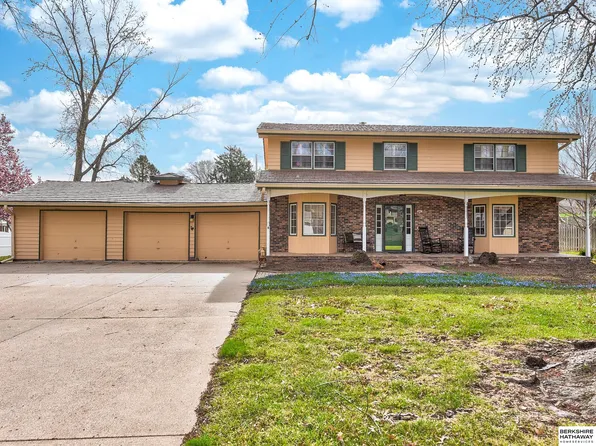 607 Meadow Rd, Omaha, NE 68154