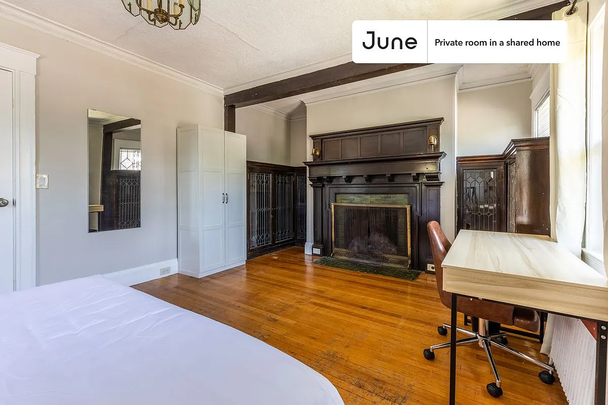 Queen bedroom in 9 bed/2 bath home in Brighton #1341 C — Photo 3