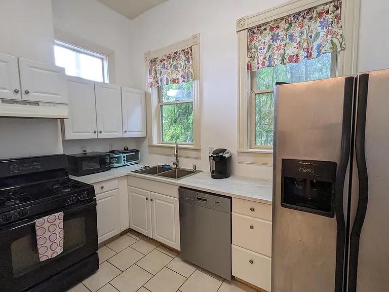 A nice sized kitchen... it is not a galley kitchen like so many apartments have these days, but full sized!