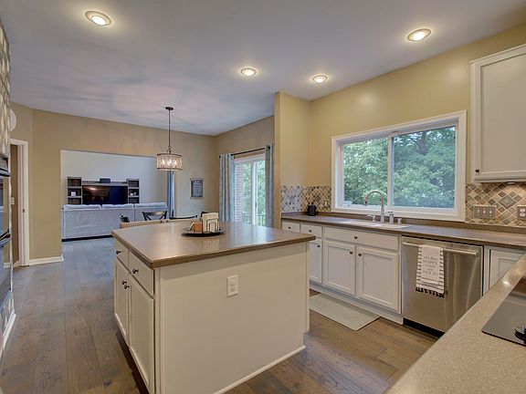 3rd image of 1226 Fieldsedge Dr