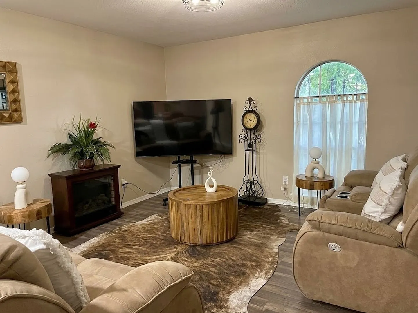 Beautifully Updated 4-BR Fort Worth Home Smart Locks, Garage, Sprinklers & Extra Space! — Photo 4