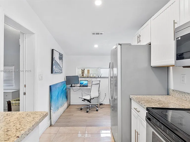2541 NE 195th St — Photo 37