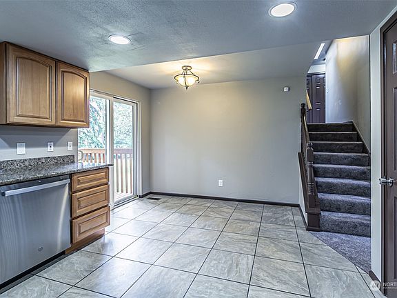 Eating space off the side of the kitchen.>