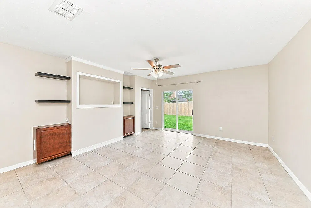 5 bed, 2.5 bath, 2415 sqft, $2,290 — Photo 4