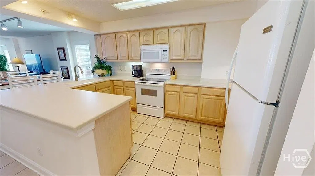 3 bed, 2.0 bath, 1420 sqft, $3,000 — Photo 3