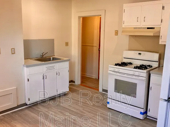 596 Preble St APT 4, Cape Elizabeth, ME 04107