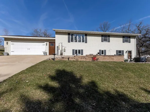301 Colina Verde Ct, Darlington, WI 53530